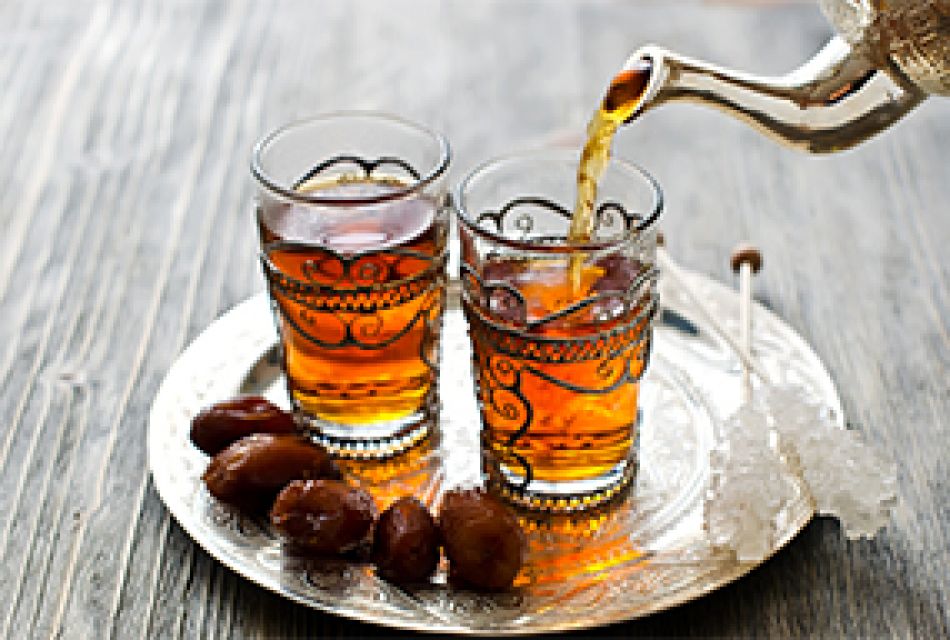 Fastenbrechen im Ramadan mit Datteln und Tee © saschanti/Fotolia