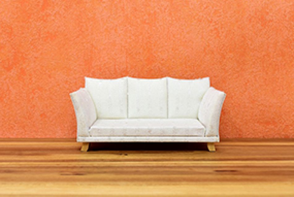 Beiges Sofa vor oranger Wand © Pixabay
