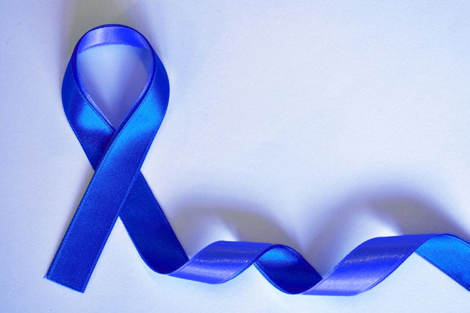 Die dunkelblaue Schleife – Englisch “Awareness ribbon“ –  symbolisiert die Solidarität mit Darmkrebs-Patienten. © marijana1, Pixabay