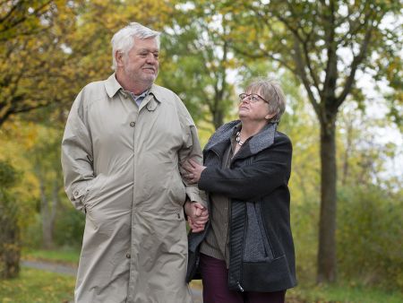 Älteres Ehepaar geht spazieren. Bild: Tobias Schwerdt © Krebsinformationsdienst, DKFZ