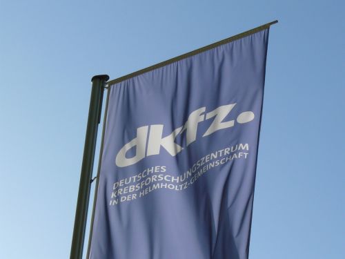 Fahne des Deutschen Krebsforschungszentrums.