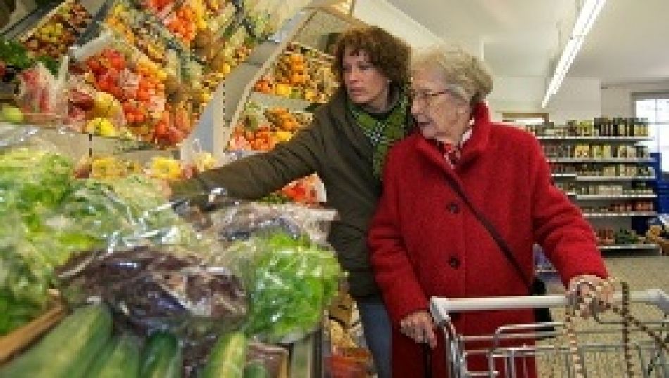 Ältere Dame und jüngere Frau im Supermarkt beim Gemüse einkaufen. 