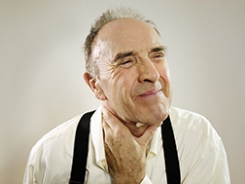 Älterer Mann greift sich vor Schmerzen an den Hals © Chris Fertnig - thinkstock.com