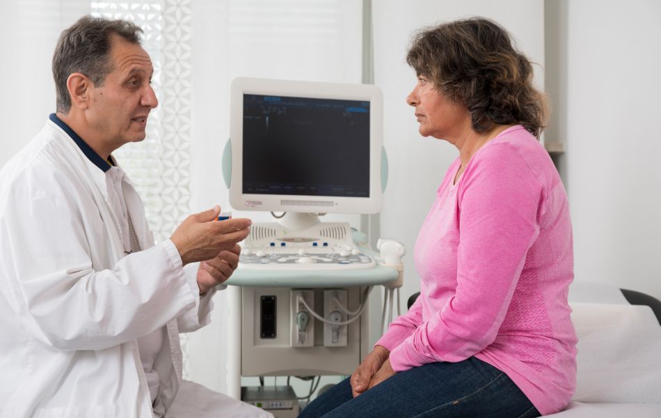 Arzt erklärt Ultraschall © Krebsinformationsdienst, Deutsches Krebsforschungszentrum