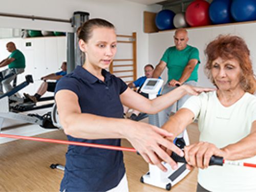 Sport nach Krebs hilft: Patientin trainiert mit einer Physiotherapeutin. Foto: Tobias Schwerdt © Krebsinformationsdienst, Deutsches Krebsforschungszentrum