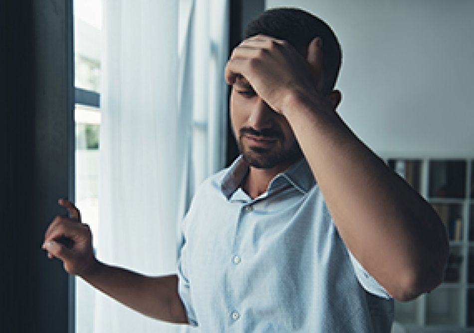 Mann mit Kopfschmerzen macht sich Sorgen. © LightFieldStudios, Thinkstock