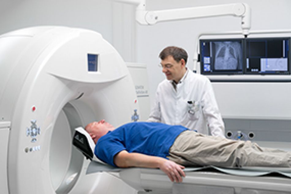 Patient spricht vor der MRT-Untersuchung mit dem Arzt. Foto: Tobias Schwerdt © Krebsinformationsdienst, Deutsches Krebsforschungszentrum 
