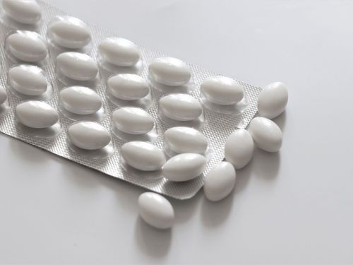 Weiße Tabletten im Blister auf einem Tisch © Olga Oginskaya, Pixabay