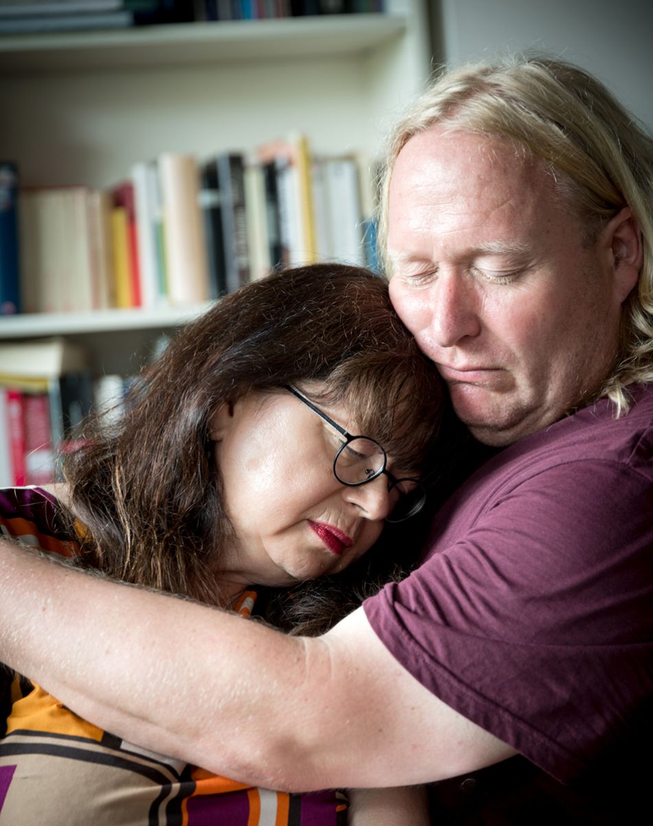Ein Paar umarmt sich. Bild: Tobias Schwerdt © Krebsinformationsdienst, DKFZ