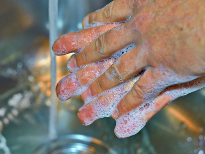 Händewaschen mit viel Schaum unter fließendem Wasser © jackmac34, Pixabay