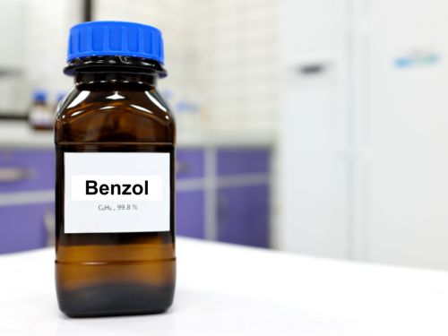 Chemikalien-Flasche mit einem Etikett, das mit "Benzol" und der Summenformel von Benzol beschriftet ist