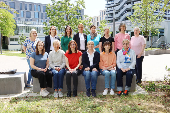 Mitarbeiterinnen des Wissensmanagement, © Krebsinformationsdienst, DKFZ Die Mitarbeiterinnen vom Wissensmanagement des Krebsinformatiinsdienstes stehen zum Gruppenfoto auf einer Treppe