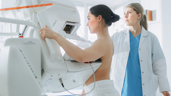 Patientin und Röntgenassistentin bei der Mammographie-Untersuchung.