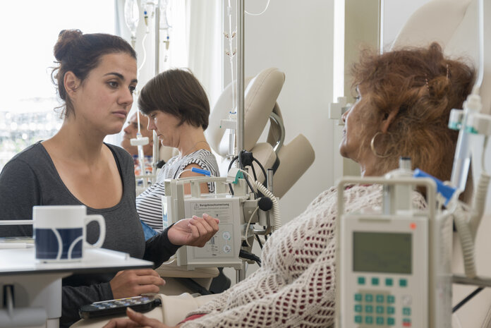 Eine Patientin spricht mit einer Angehörigen in der chemotherapie Ambulanz