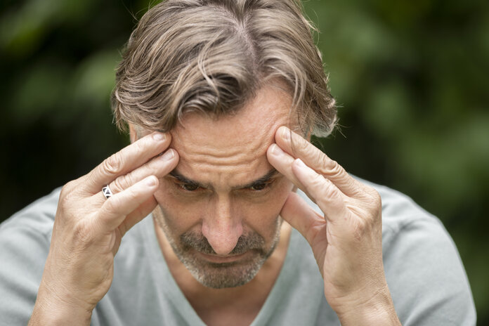 Mann nachdenklich, © Krebsinformationsdienst, DKFZ; Foto: Tobias Schwerdt Mann stützt nachdenklich die Hände an den Kopf