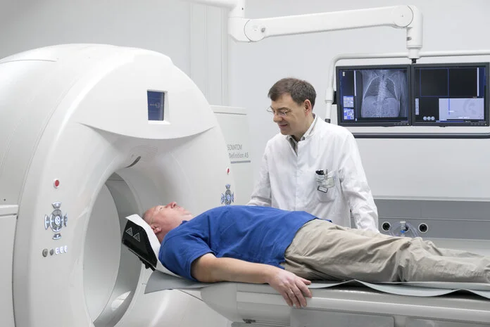 Patient im CT, © Krebsinformationsdienst, DKFZ; Foto: Tobias Schwerdt Bei den Verlaufskontrollen überwachen Ärztinnen und Ärzte den Gesundheitszustand der Betroffenen genau.