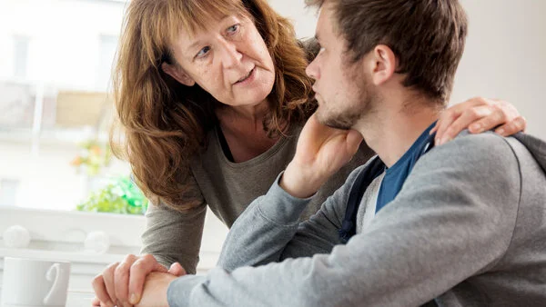Mutter tröstet Sohn, © Krebsinformationsdienst, DKFZ; Foto: Tobias Schwerdt Mutter tröstet krebskranken Sohn