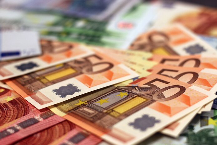 Mehrere 50-Euro-Scheine liegen übereinander.