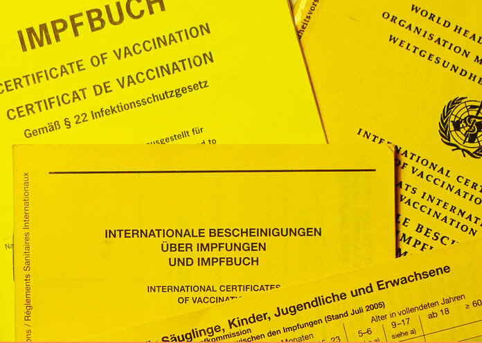 Foto eines internationalen Impfausweises