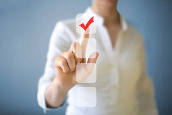 Umfrageteilnahme, © aydinynr, istock.com Person kreuzt Auswahlfeld bei einer Umfrage an