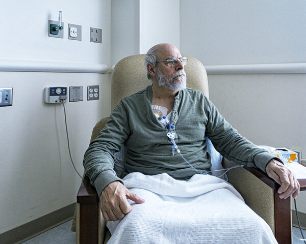 Mann sitzt in einem Krankenhausstuhl