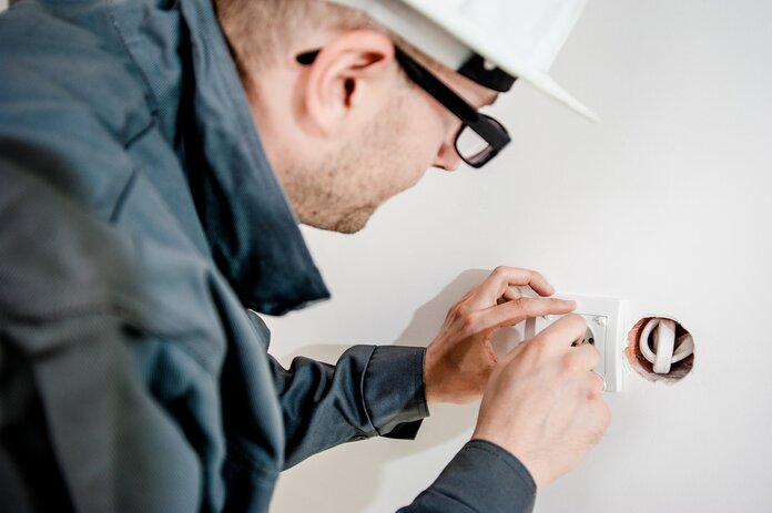 Trotz Krebs: Elektriker bei der Arbeit.