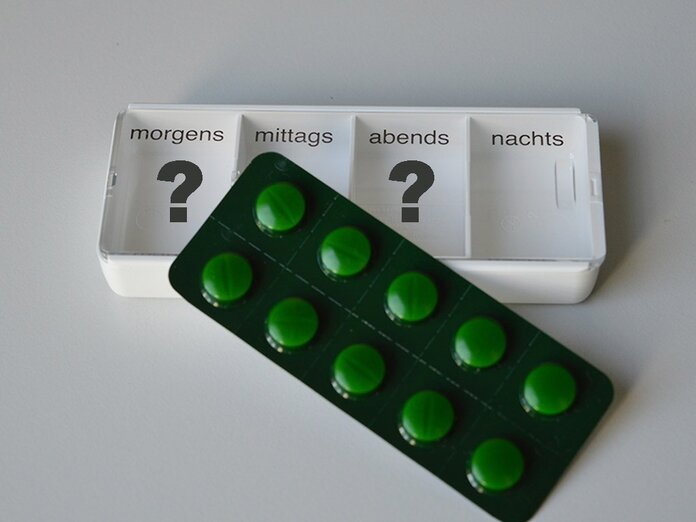 Mediekmenten-Dosierhilfe mit Tamoxifen-Blister. Bei dem Fach "Morgens" und "Abends" steht ein Fragezeichen.