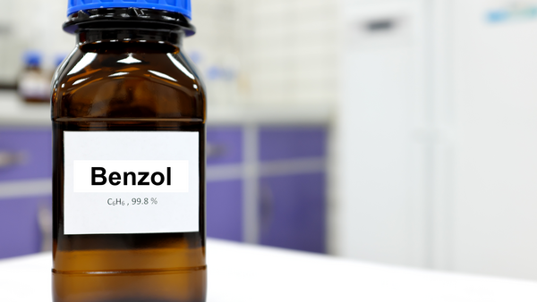 Benzol, © modifiziert nach 2020 sulit.photos, Shutterstock Chemikalien-Flasche mit einem Etikett, das mit "Benzol" und der Summenformel von Benzol beschriftet ist