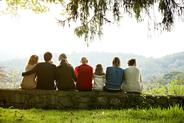 Menschen von hinten fotografiert sitzen in einer Reihe