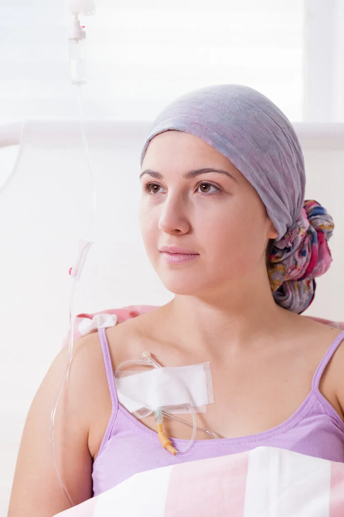 Frau mit Port, © KatarzynaBialasiewicz, Thinkstock Frau mit Kopftuch und einem Port in der Brust
