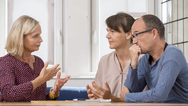 Psychoonkologische Beratung, © Krebsinformationsdienst, DKFZ; Foto: Tobias Schwerdt Eine Psychoonkologin sitzt mit einem Paar an einem Tisch und spricht.