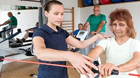Sport nach Krebs hilft: Patientin trainiert mit einer Physiotherapeutin. Foto: Tobias Schwerdt Sport nach Krebs hilft: Patientin trainiert mit einer Physiotherapeutin. Foto: Tobias Schwerdt