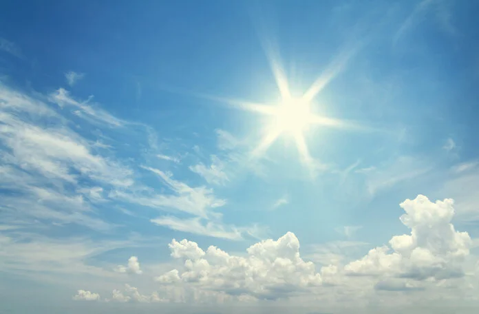 Sonne, © sumroeng chinnapan, Shutterstock Die Sonne scheint am Himmel.