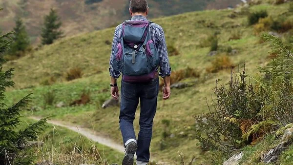 Wandern gehen, © Hermann Traub, Pixabay Ein Mann mit Rucksack wandert in den Bergen.