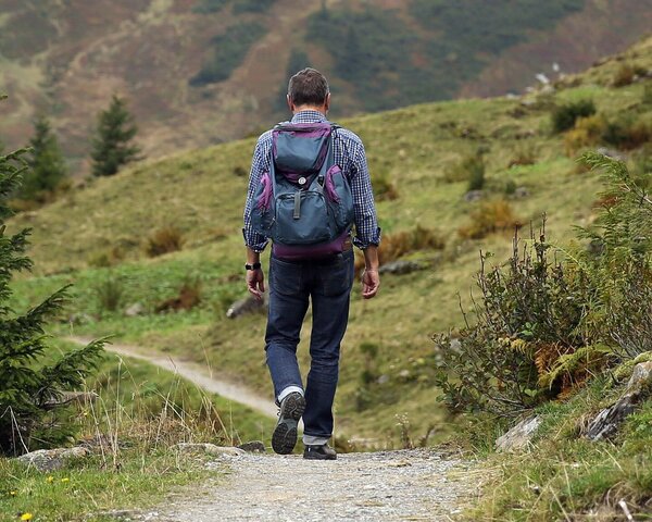 Ein Mann mit Rucksack wandert in den Bergen.