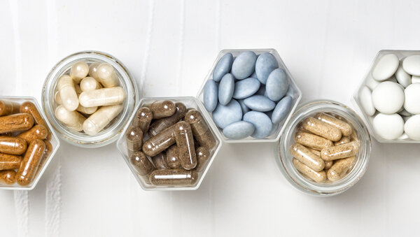 Nahrungsergänzung, Panorama, © Bru-No, Pixabay Nahrungsergänzungsmittel als Essen auf dem Telle