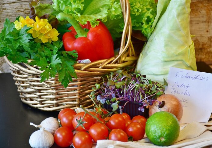 Korb mit Gemüse und Einkaufsliste