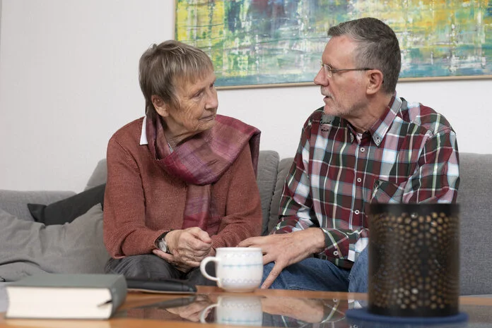 Gespräch zwischen Angehörigem und Patientin,, © Krebsinformationsdienst, DKFZ; Foto: Tobias Schwerdt Ein Mann spricht eindringlich mit einer älteren Dame, die bedrückt aussieht