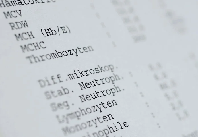 Laborbefunde, © Krebsinformationsdienst, DKFZ; Foto: Tobias Schwerdt Laborbericht mit Blutwerten