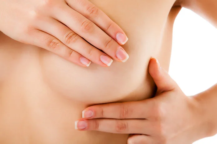 Abtasten der Brust, © Jacek Chabraszewski, Thinkstock Eine Frau tastet ihre Brust ab.