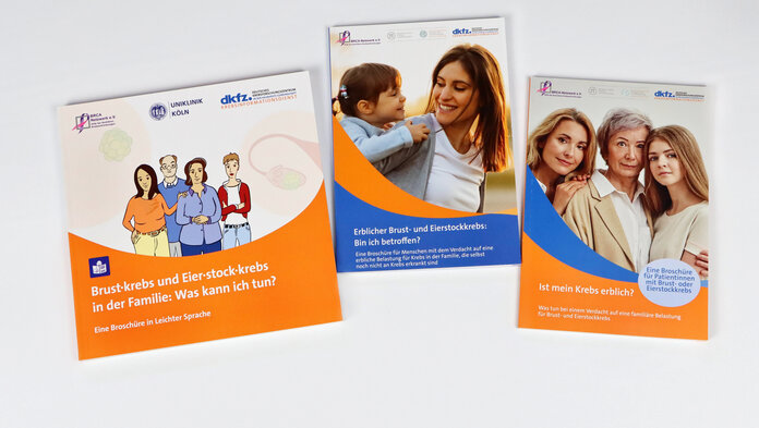 Cover von Broschüren des Krebsinformationsdienstes zum familiären Brust- und Eierstockkrebs in Leichter Sprache.