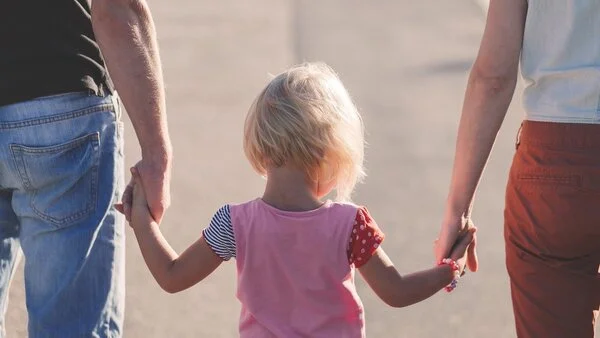 Kind und Eltern Hand in Hand, © Pexels, Pixabay Ein kleines Kind läuft Hand in Hand mit seinen Eltern.