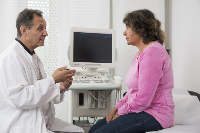 Ein Arzt erklärt einer Patientin die Ultraschaldiagnostik