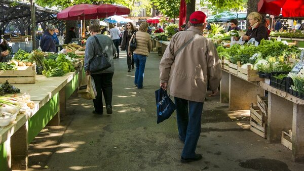 Einkaufen auf dem Markt, © Fotoworkshop4You, Pixabay Menschen schlendern zwischen den Ständen eines Wochenmarktes.