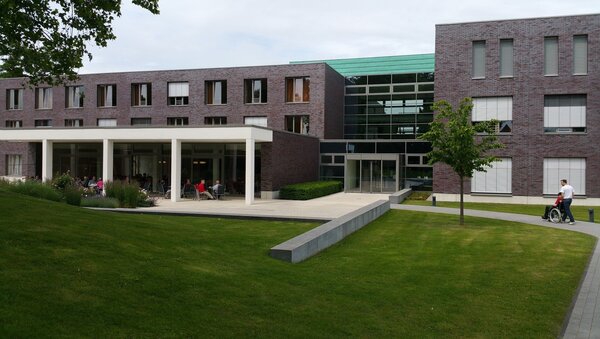 Reha-Zentrum von außen mit Terrasse und Park