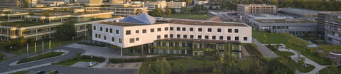 Klinikgebäude aus der Vogelperspektive fotografiert.