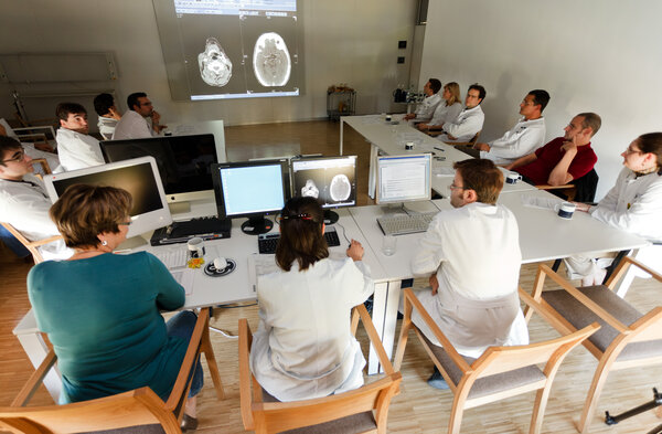 Ärzte aus verschiedenen Fachrichtungen besprechen Krankheitsbild eines Patienten.