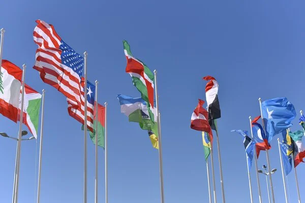 Internationale Fahnen, © Vladislav Klapin, Unsplash Fahnen verschiedener Länder