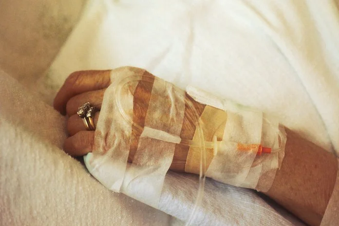 Venenzugang, © National Cancer Institute, Unsplash Nahaufnahme eines Venenzugangs, der an der Hand einer älteren Patientin liegt