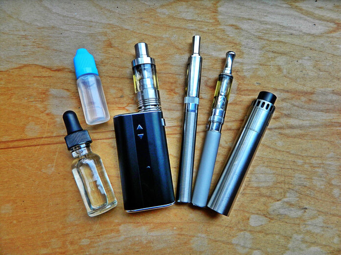 Verschiedene E-Zigaretten und Liquids
